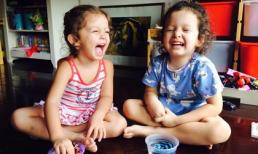 Cặp song sinh nhà Hồng Nhung cười tít mắt ngồi tập ươm mầm