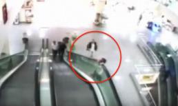 Bé trai thoát chết khi bị thang cuốn kéo lên tầng 2 rồi rơi xuống