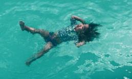 Con gái Xuân Lan 'trổ tài' bơi ngửa cực siêu