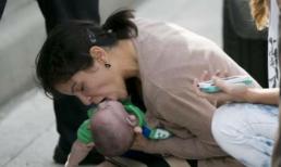 Khoảnh khắc cứu sống trẻ sơ sinh trên đường quốc lộ gây xúc động