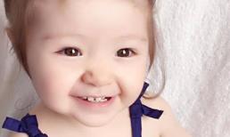 Ngắm bé Cadie cười ngộ nghĩnh với răng thưa