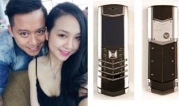 Vợ Tuấn Hưng chi tiền 'khủng' mua tặng chồng điện thoại Vertu
