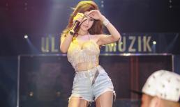 Đinh Phương Ánh khoe đường cong bốc lửa ngày trở lại 