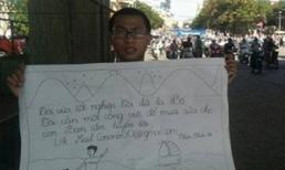 Ông bố trẻ đứng giữa đường xin việc để mua sữa cho con 