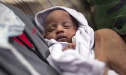 Bé gái sống sót kỳ diệu dù bị trúng đạn ngay khi còn trong bụng mẹ