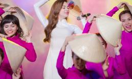 Hà Hồ diện áo dài duyên dáng hát nhạc cách mạng