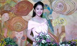 Hoa khôi Nam Em khoe vai trần tại triển lãm ảnh từ thiện