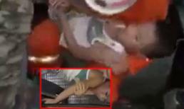 Kinh hoàng cháu bé bị kẹt tay vào thang cuốn