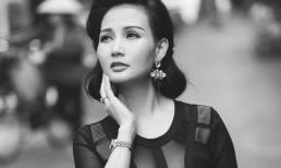 Sonya Sương Đặng khoe thân hình 'đồng hồ cát' trên phố cổ