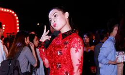 Phi Nhung diện trang phục đỏ rực, tạo dáng nhí nhảnh trước ống kính