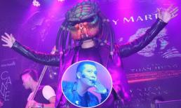 Tuấn Hưng xuất hiện cùng mặt nạ quái thú trên sân khấu