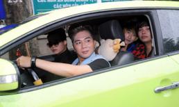 Bạn trai Lương Bích Hữu lái xe đưa học trò đi sự kiện