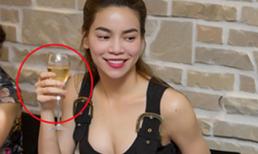 Hồ Ngọc Hà kém 'sành điệu' khi cầm ly rượu sai cách