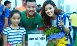 Huyền My rạng rỡ đi cổ vũ Tuấn Hưng đá bóng từ thiện