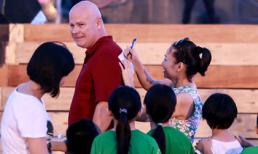 Thu Minh mượn bờ vai chồng kí tặng cho fan