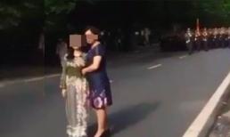 Hai phụ nữ 'chặn đường' đoàn diễu binh chụp ảnh bất ngờ lên tiếng