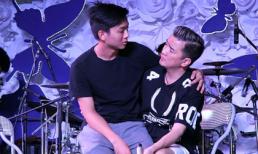 Hoài Lâm vô tư ngồi lên đùi và nhìn Đàm Vĩnh Hưng âu yếm