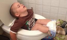 'Cười ngất' với những tư thế ngủ gật hài hước của bé