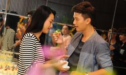 Huỳnh Anh ân cần chăm sóc bạn gái giữa chốn đông