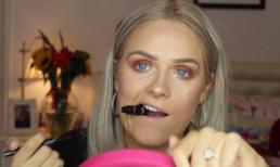 Cô gái bị liệt bàn tay tự trang điểm gây sốt