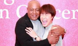 Huyền thoại âm nhạc thế giới ôm chặt Uyên Linh tại buổi gặp mặt