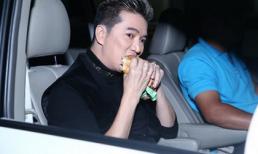 Mr. Đàm thoải mái 'gặm bánh mì' trong xe sang