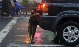 Nghẹn lòng trước bức ảnh cậu bé nép mình bên ô tô để sưởi ấm