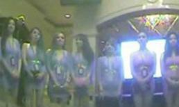 Dàn chân dài xếp hàng để khách hát karaoke lựa chọn tâm sự