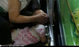 Bé gái 3 tuổi suýt mất cánh tay vì bị kẹt vào thang cuốn siêu thị