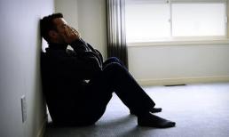 'Tá hỏa' nhìn thấy vợ và nhân tình khi cánh cửa phòng sau sinh hé mở