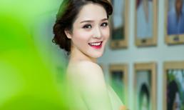 Á hậu Hoàng Anh diện váy trễ nải khoe vai trần gợi cảm