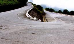 Những khúc cua đầy thách thức trên đèo Hải Vân