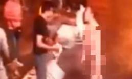 Cô gái tự lột đồ cãi nhau với bạn trai giữa phố