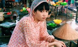 Fans xót xa trước hình ảnh Ngọc Trinh ngồi dầm mưa giữa chợ