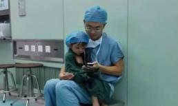 Bác sĩ đẹp trai dỗ dành bệnh nhân nhí trước khi phẫu thuật gây 'bão mạng'
