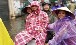 Bà bầu đi đẻ bằng xe cải tiến vì đường mưa ngập