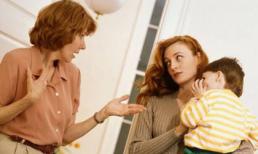 Lắp camera trong nhà để 'giám sát' mẹ chồng chăm cháu