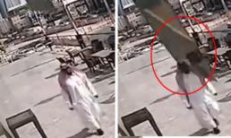 Thoát chết trong tích tắc khi bị tấm kính rơi sát người