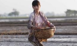 Ngọc Trinh lấm bùn vẫn đẹp rạng rỡ