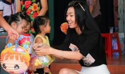 Sen Nhi Thu thân thiện trao quà Tết Trung Thu cho trẻ nhỏ