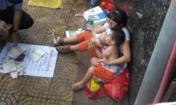 Mẹ đem 3 con ra phố tìm người tốt để cho