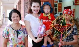 Diễn viên Quỳnh Hoa cùng mẹ mang Trung thu đến cho trẻ nhỏ