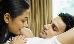 Tôi ập vào và bắt quả tang cả hai đang cởi áo cho nhau 