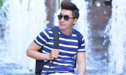 Á quân Nam Phong khoe vẻ điển trai trên đường phố Singapore