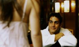 Từ phòng tắm đi ra, cô em nuôi mặc một bộ đồ ngủ mỏng tang...