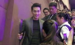 Song Seung Hun bị fans nữ bủa vây tặng hoa