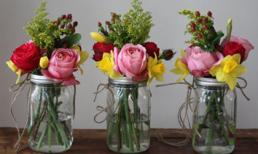 Tự làm bình cắm hoa cho phòng khách thêm xinh