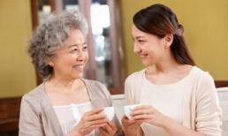 Đêm tân hôn, mẹ chồng soi đèn dắt con dâu đi vệ sinh