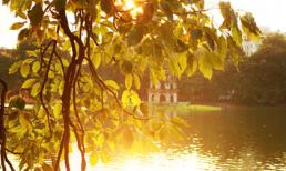 Ngắm Hà Nội thơ mộng, óng vàng mỗi chiều thu qua