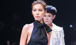 Minh Tú ‘thả rông’ vòng một trên sàn catwalk